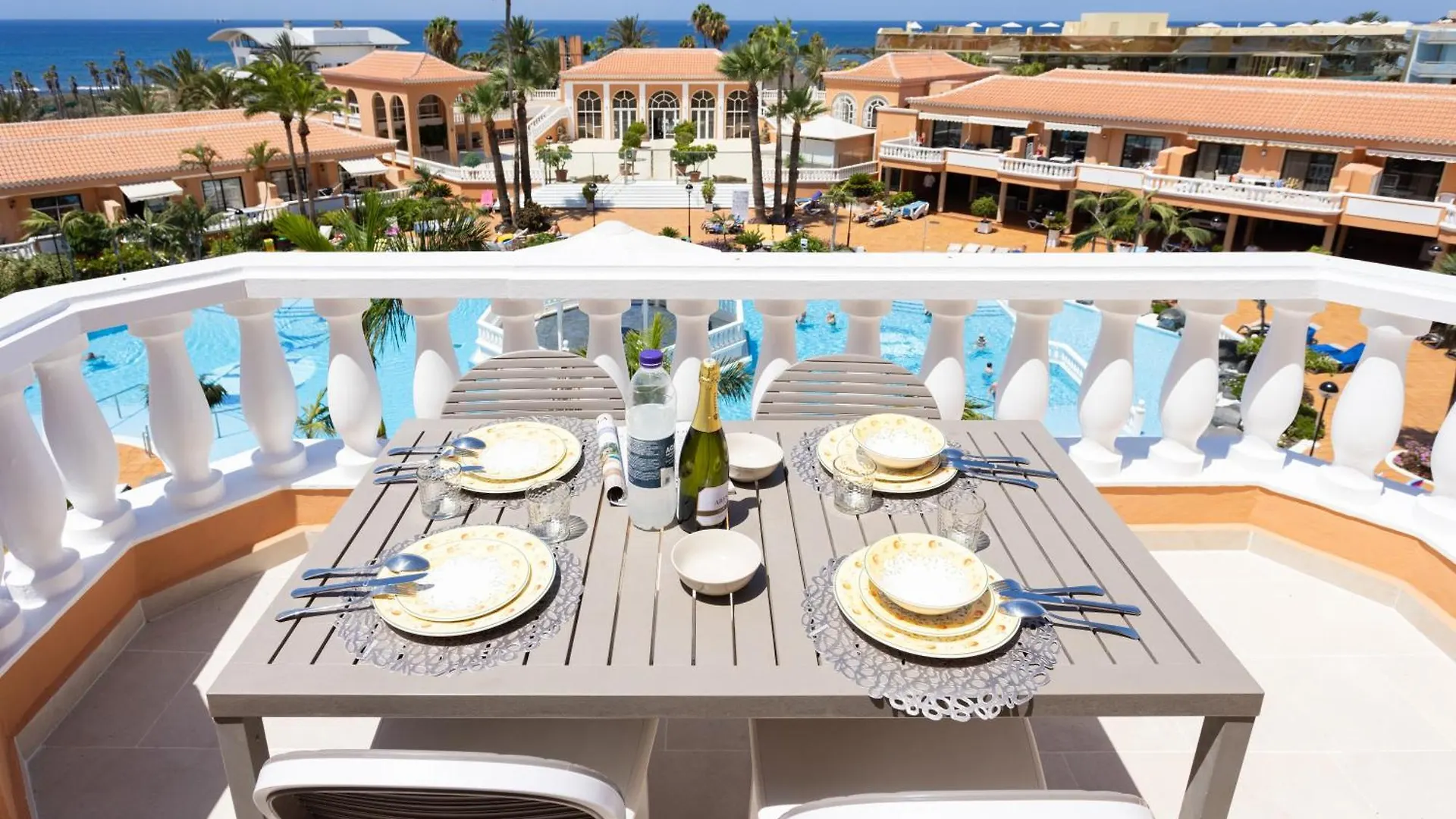 Sea View Oasis: Playa Las Vistas Apartment Playa de las Americas